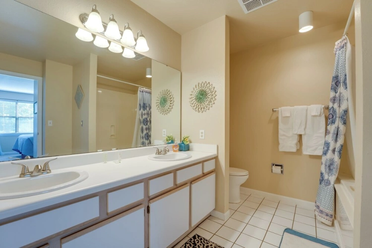 2 Bedrooms Apartment