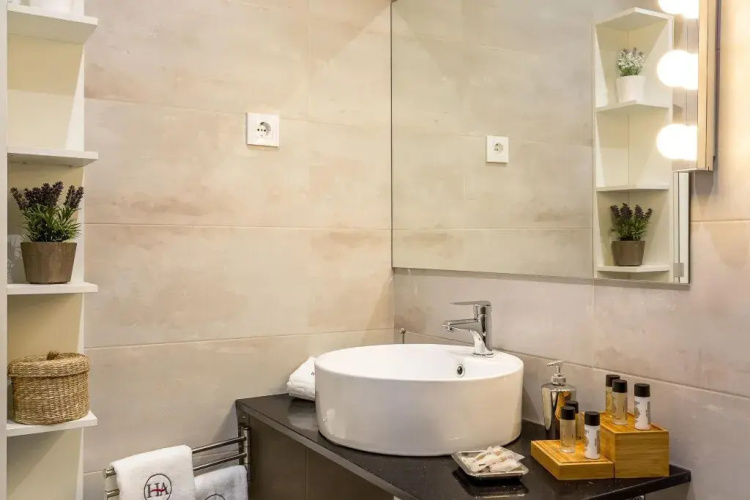 1 BR Vintage Suite with Balcony - HOA 42158