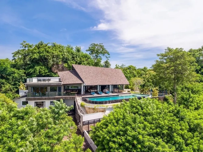 6 Bedrooms Villa