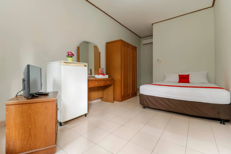RedDoorz Plus @ Karet Pedurenan 3