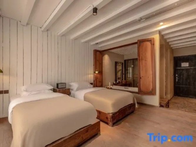 Standard Twin room with courtyard view