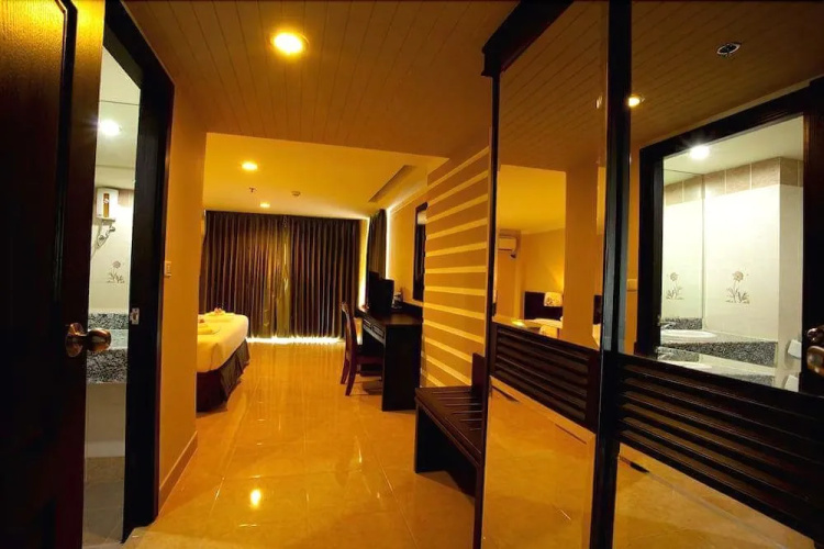 J & Y Lodge Hotel