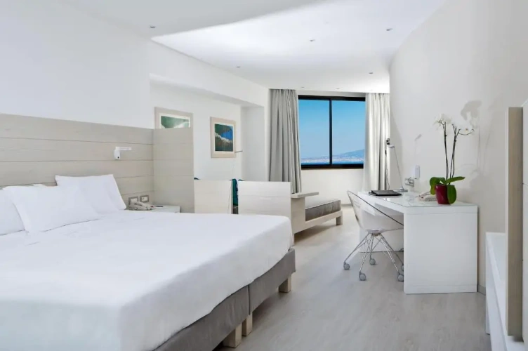 Deluxe Quadruple room with sea view