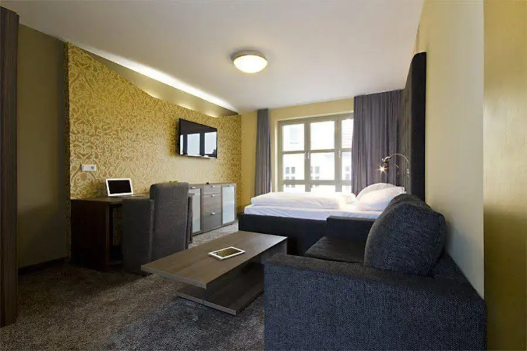 In Hotel Berlin