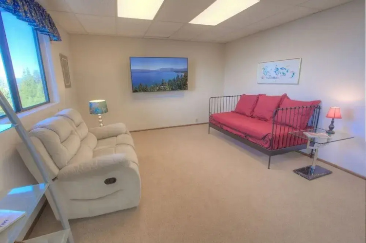 Lake View Glen 4 Bedroom Home by RedAwning