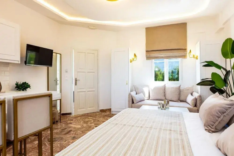 Pinelopi Beach Suites
