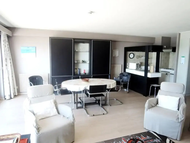 Spacious Apartment by the sea