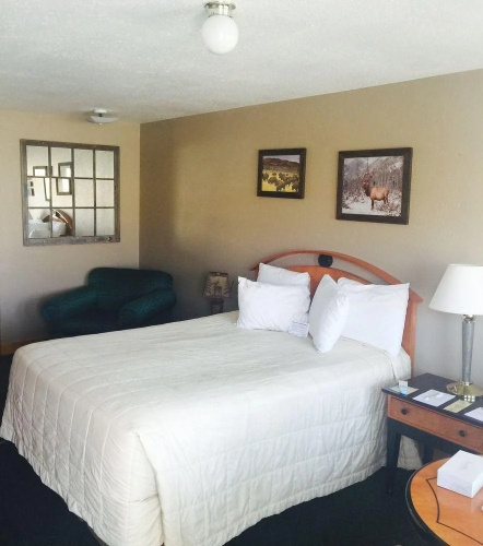 Whispering Sands Motel