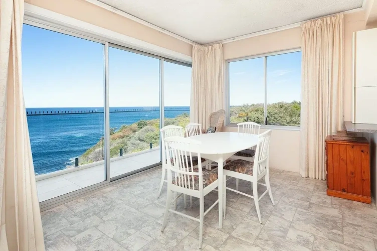 3 Bedrooms Apartment beachfront