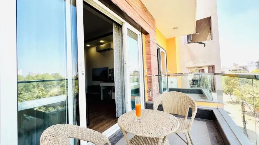 BluO Luxury Stay - Medicity - Balcony, Tub, TT