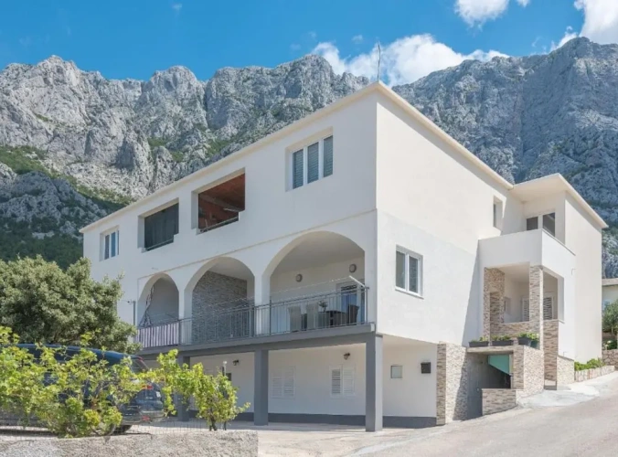 3 Bedrooms Apartment