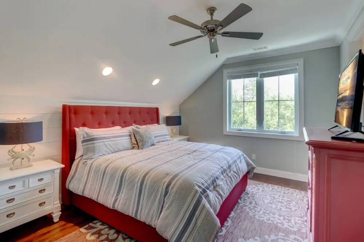 4 Shore Crest Ln
