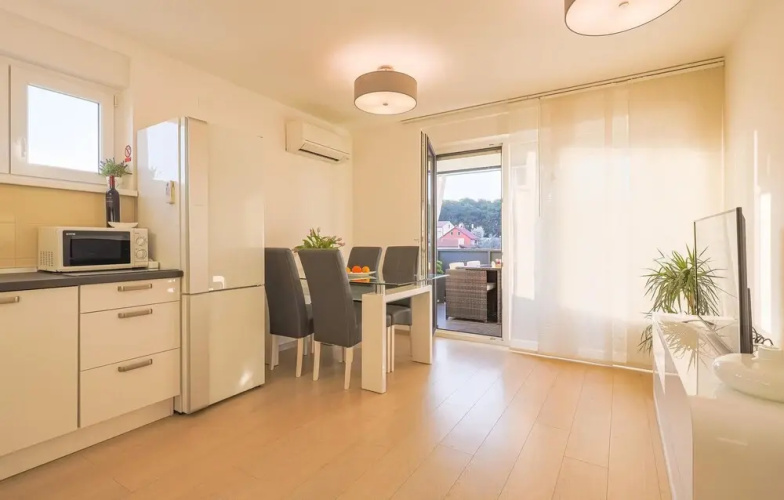 Awesome Apartment in Pula With Jacuzzi, Wifi and 2 Bedrooms