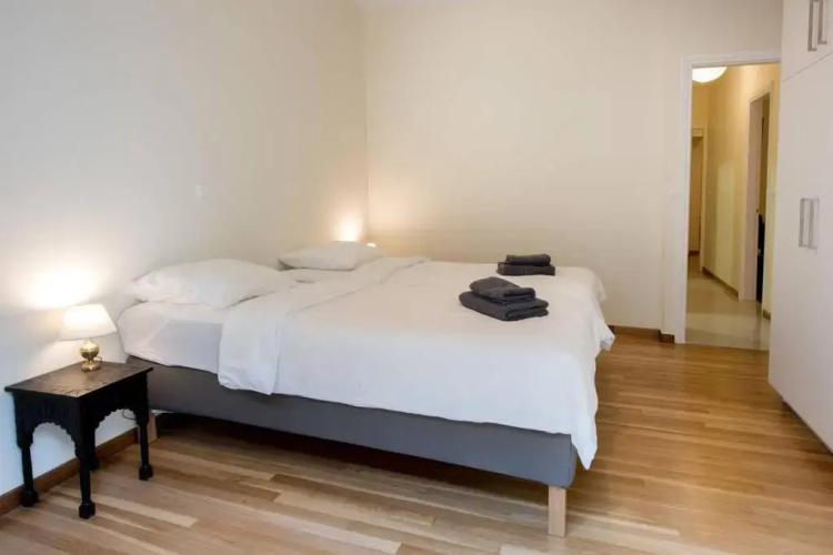 Elegant 3 bd apt, in the most prestigious area.