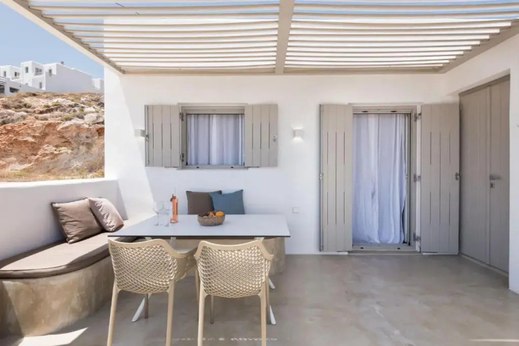 Michael Zeppos Studios, Naousa