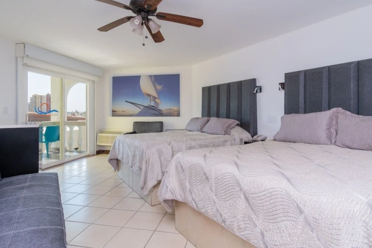 Deluxe room with balcony and with partial ocean view