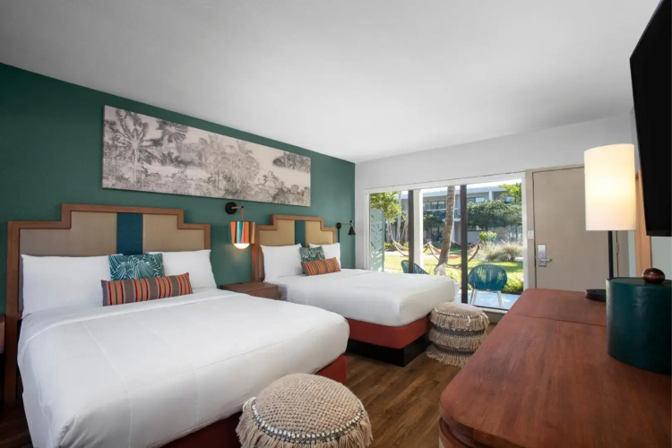 Standard Quadruple room with balcony and beachfront