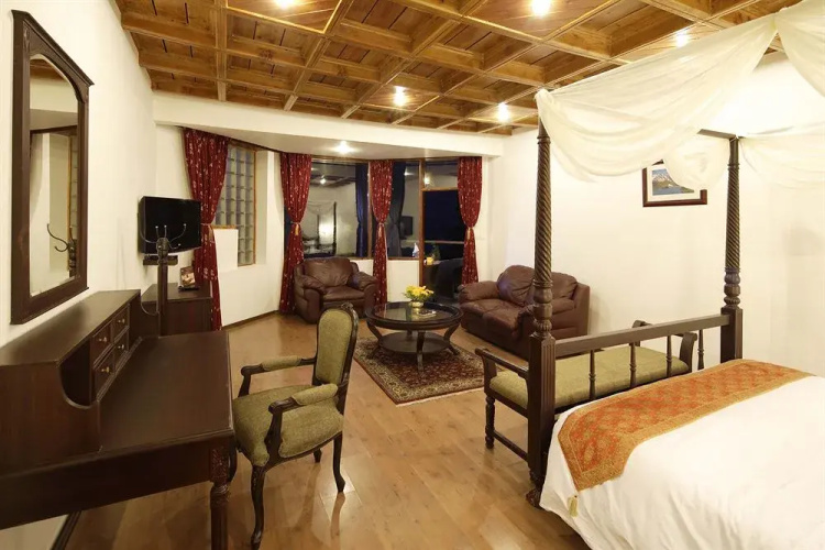 Manu Allaya Spa Resort
