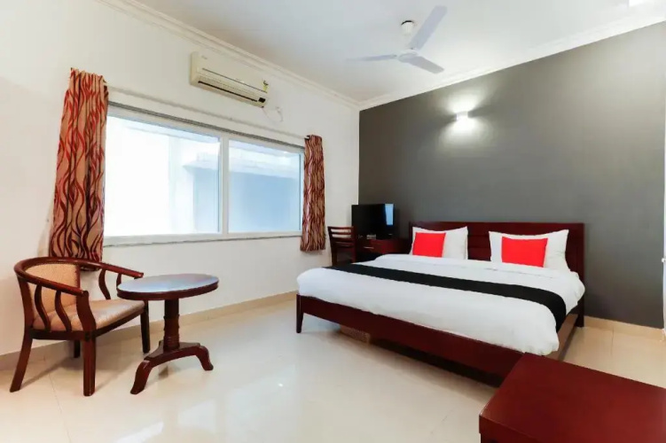 Makers Hotel by OYO Rooms
