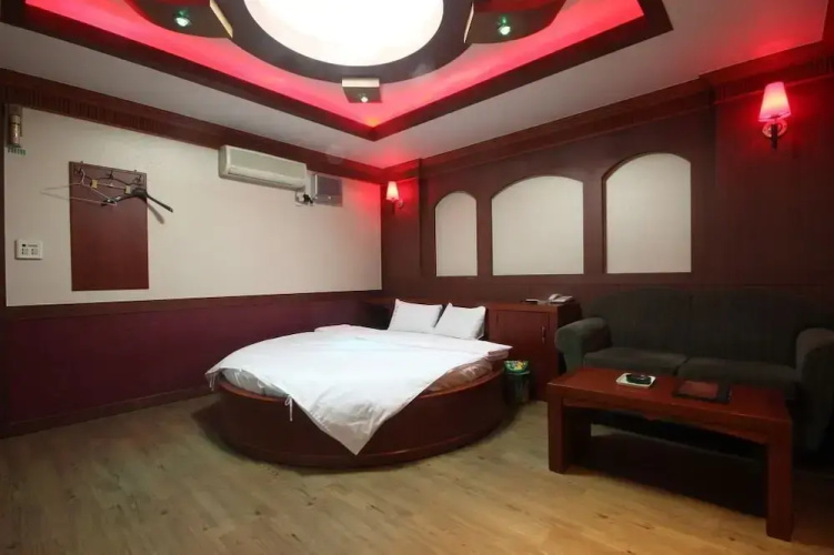 Utopia Motel