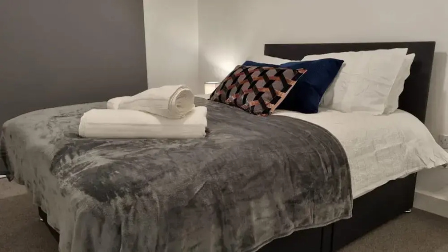 Balcony View Apartment- Sleeps 5 & Private Parking