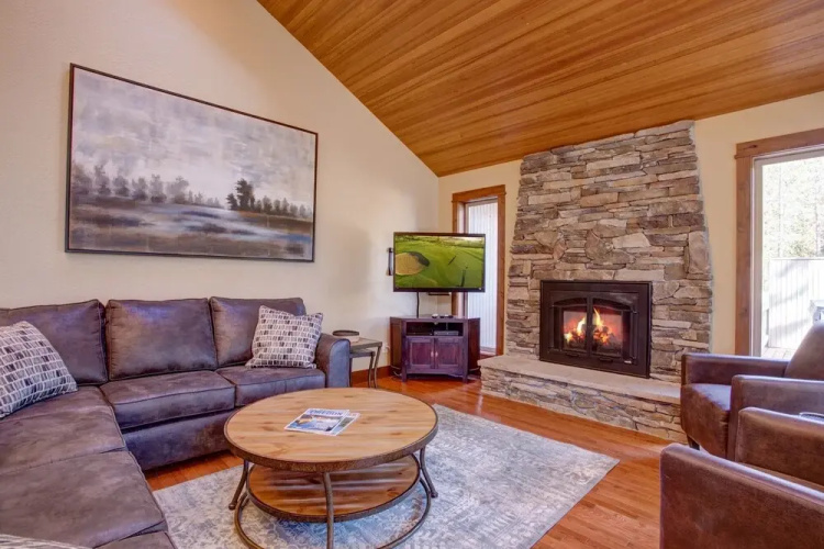 Stunning W/ Hot Tub & Expansive Deck 4 Bedroom Home