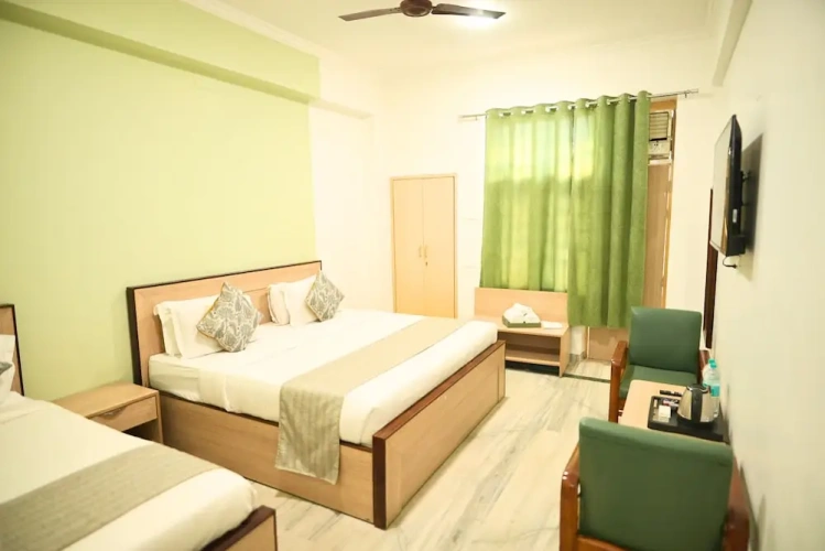Deluxe Triple room with balcony and with city view