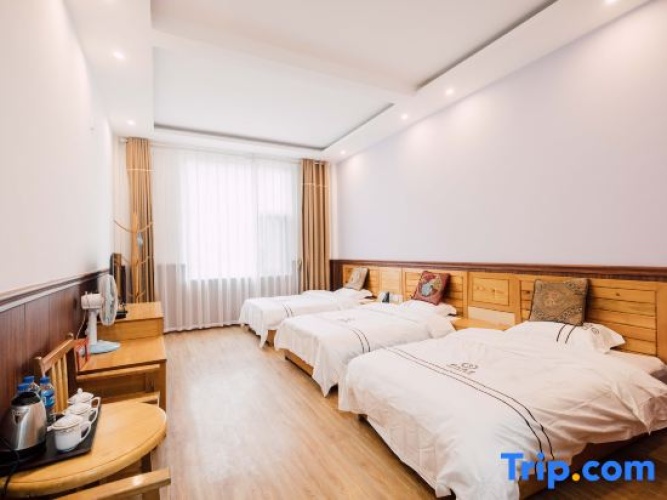 Standard Triple room with courtyard view