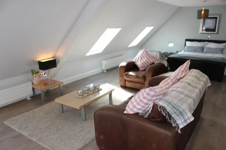 Lakeside Studio 2 Loft Apartment