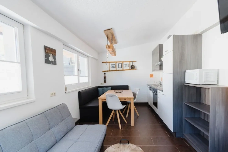 2 Bedrooms Classic Apartment with balcony and with mountain view