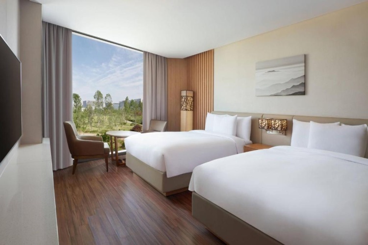 Standard Quadruple room with park view