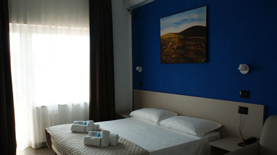 Standard Double room with partial sea view