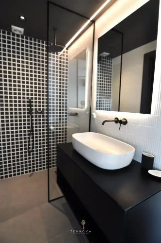 Nero Luxury Flat by Zennova