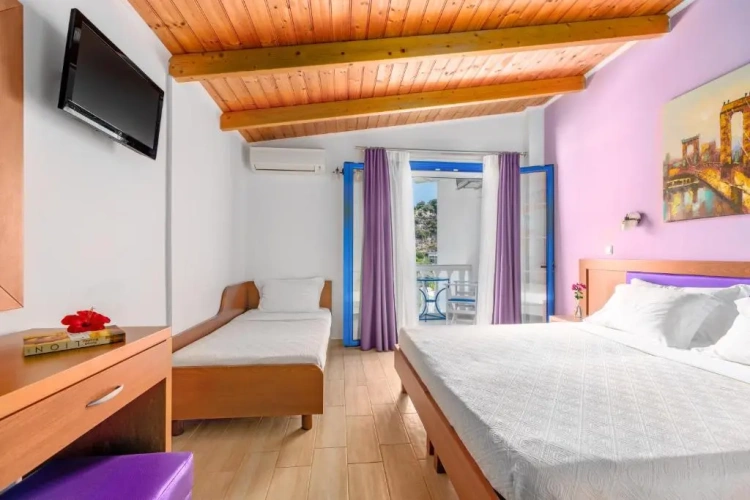 Classic Triple room with partial sea view