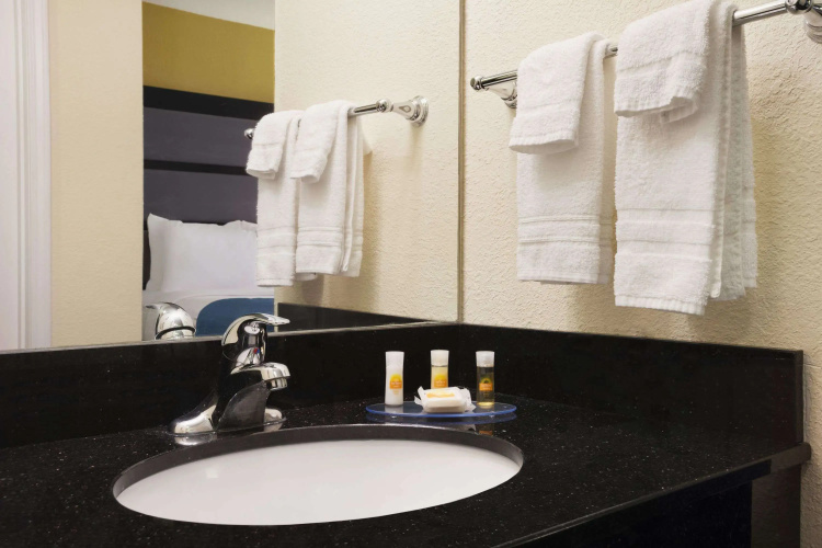 Days Inn & Suites by Wyndham Commerce