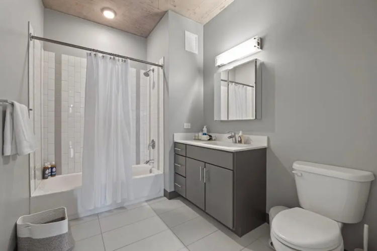 Loop City Views 2BR Apt Near Riverwalk