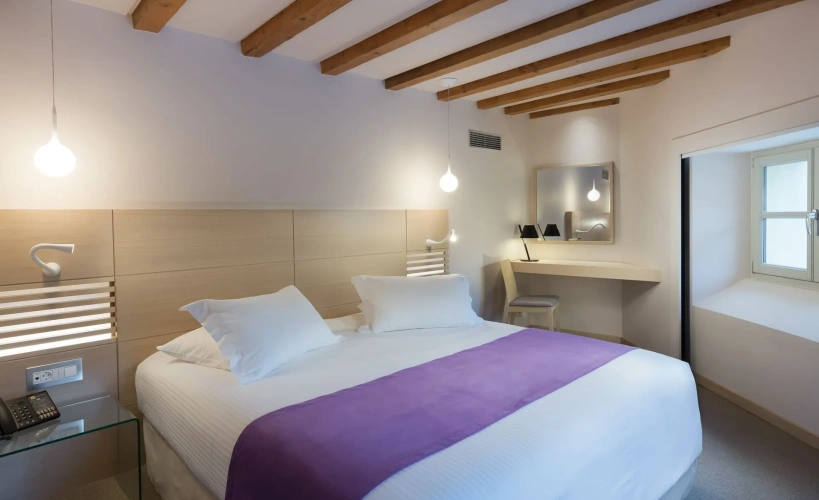 Suite with city side