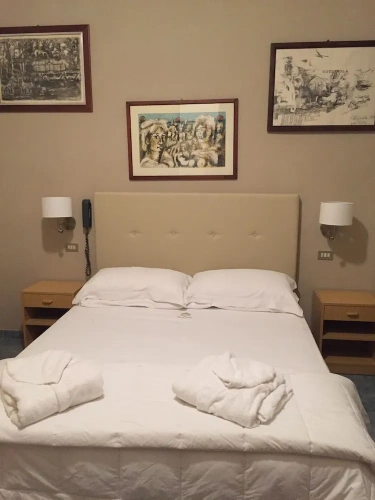 Standard Triple room with partial sea view