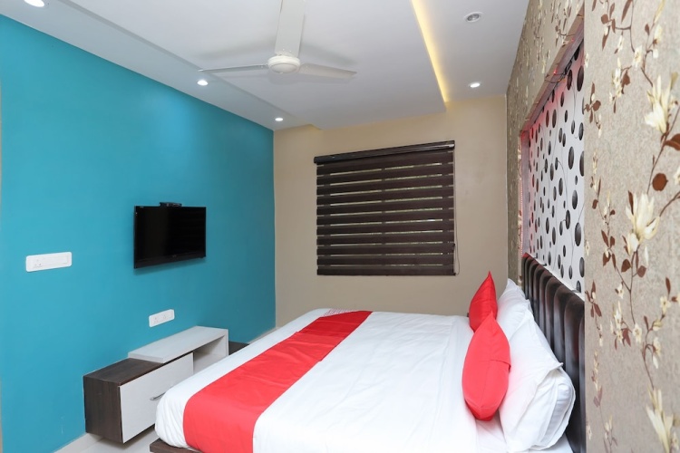 OYO 44565 Ashrit Suites