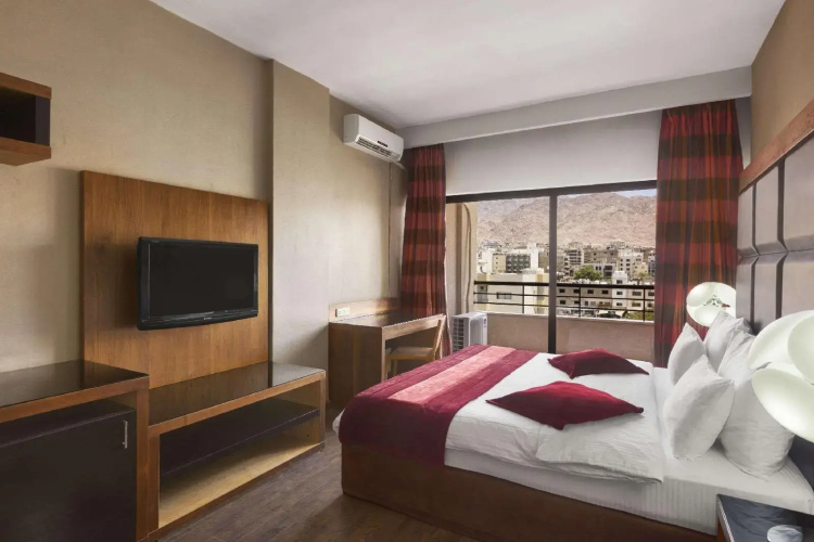 Days Inn Hotel & Suites