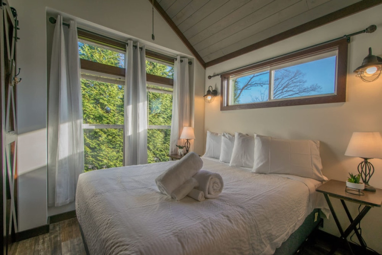 Gorgeous 1BR Tiny Home w Pool Bocce Free Tix