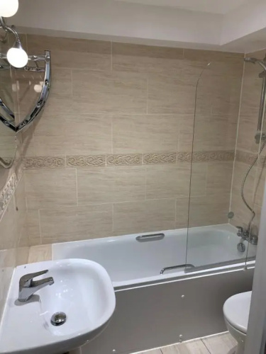 Spacious 2 Bed Apartment With Off Street Parking
