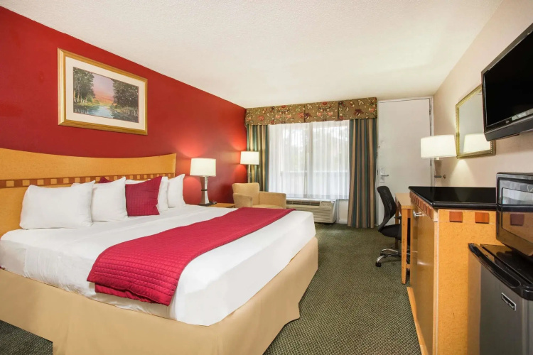 Ramada by Wyndham & Suites Warner Robins
