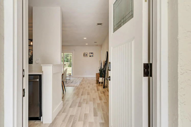 Charming Florida Beach Home w King Bed Patio