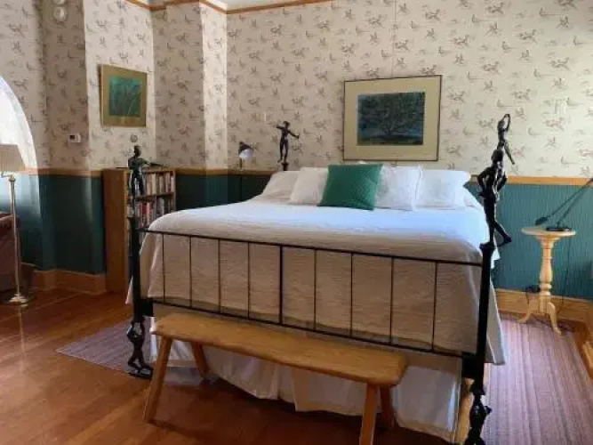 Abe's Spring Street Guest House