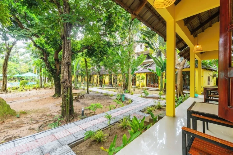 Standard Quadruple room with garden view