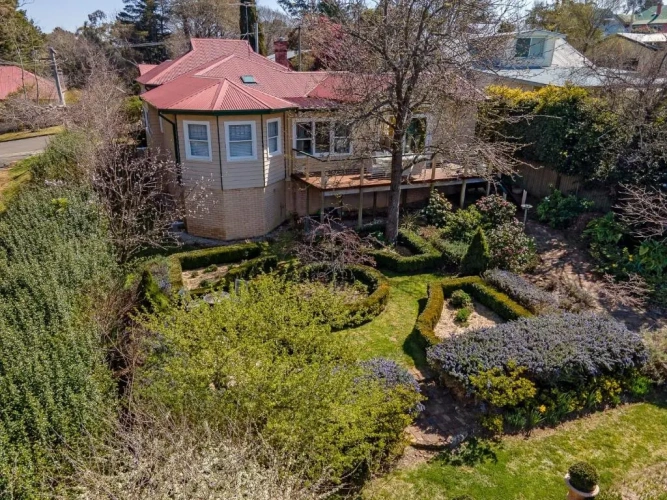 4 Bedrooms Cottage