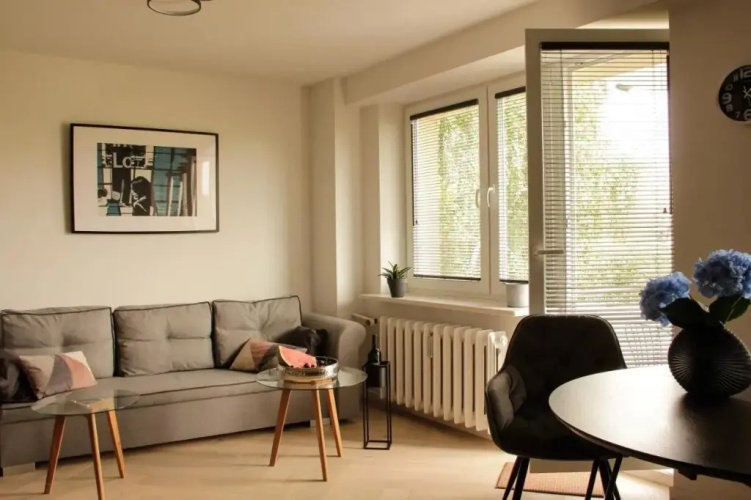 Luxurious, Spacious, Modern Gem. Great Location !