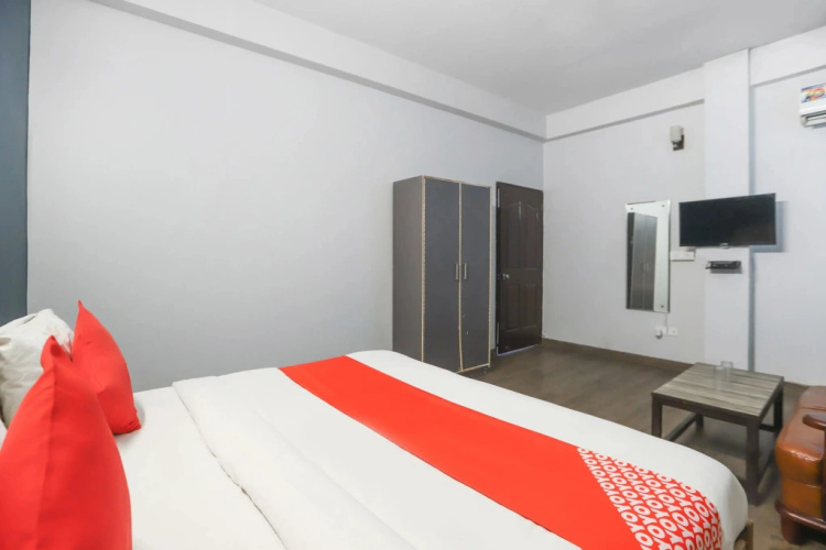 Golden Villa by OYO Rooms