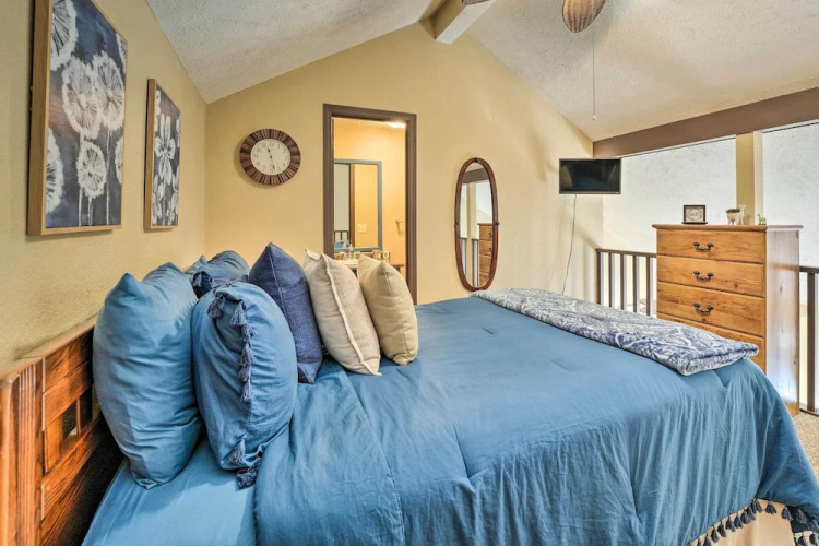Balcony & Grill: Condo Near Table Rock Lake!